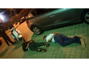 İzmir’de üzerinde uyuşturucu ile yakalanan iki kişi gözaltına alındı