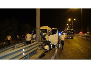 Manavgat’ta tur minibüsü çelik bariyere çarptı: 5 yaralı