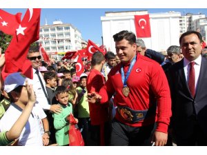 Milli güreşçi Kayaalp memleketinde coşkuyla karşılandı