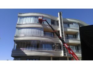 Evde uyuyakalan çifti itfaiye ve polis ekipleri uyandırdı