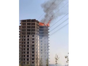 İnşaat halindeki binada yangın çıktı