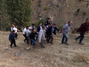 Otomobil uçuruma yuvarlandı: 2 yaralı