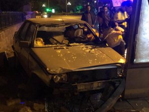 Başkent’te otomobil reklam panosuna çarptı: 1 yaralı