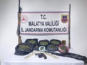 Esrar ve silahlar ele geçirildi