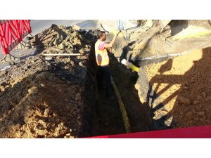 Çalışma esnasında su borusu patladı, tazyikli su binanın boyunu geçti