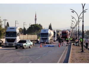 Eşinin gözü önünde otomobil çarptı