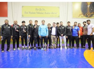 Sivaslı pehlivanlar Türkiye 3.’sü oldu