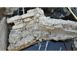 Üsküdar’da yolun altından çıkan tarihi kalıntılar havadan görüntülendi