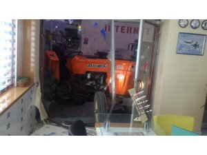 Acemi sürücü traktörle gözlükçüye girdi