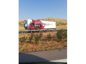 Tır bariyere çarptı: 1 yaralı