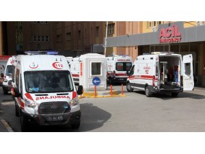 Minibüs ile otomobil çarpıştı: 6 yaralı