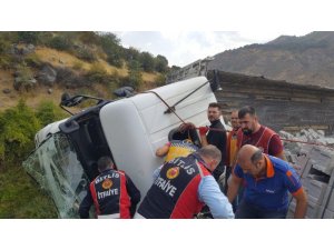 Siirt’te virajı alamayan tuğla yüklü tır devrildi: 2 yaralı