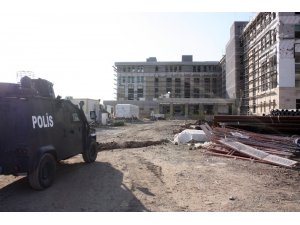 Diyarbakır’da inşaat iskelesi çöktü: 2’si ağır 3 işçi yaralı