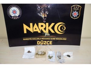 3 zehir taciri uyuşturucu satarken yakalandı