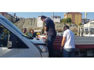 Sıkışan kamyoneti, zıpladılar, kaldırdılar sonunda sallayarak kurtardılar