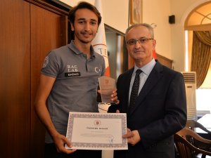 Rektör Özçelik’ten, TEKNOFEST’te başarı gösteren takımlara teşekkür