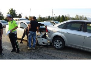 Işıkta bekleyen otomobile arkadan çarptı: 1 yaralı