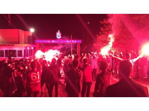 Bordo-mavili taraftarlar meşalelerle takımlarını stada uğurladı