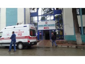 İş makinesi ile otomobil çarpıştı, 1’i bebek 3 kişi yaralandı