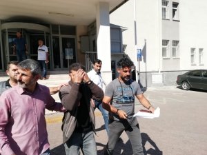 Aranan şahıs yakalanmamak için evine kadın kıyafetiyle girip çıkmış