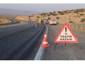 Yavuzeli’nde kum yüklü kamyon devrildi: 1 yaralı