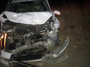 Hafif ticari araç traktöre çarptı: 3 yaralı