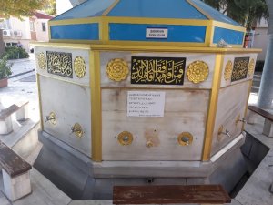 Depremde hasar gören Bakırköy Yenimahalle Camii ibadete kapatıldı