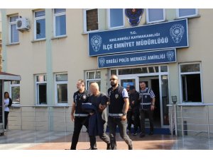 Firari zanlı evine gelince arkadaşıyla birlikte yakayı ele verdi