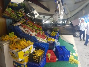 İzmir’de otomobil manav tezgahına daldı, faciadan dönüldü