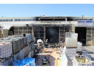 Kaynak makinesinden sıçrayan kıvılcım yangın çıkardı, işçi alevler arasında kaldı