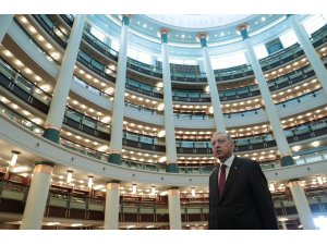 Cumhurbaşkanı Erdoğan Külliye Kütüphanesinde incelemelerde bulundu