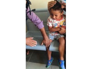 Ayağı sandalyeye sıkışan çocuğu itfaiye kurtardı