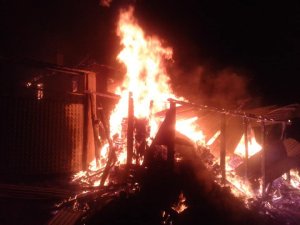 Mustafakemalpaşa’da alevlere teslim olan ev küle döndü