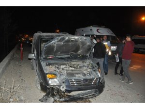 Karşıdan gelen araca çarpmamak için duvara çarptı