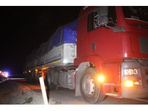 Aracını tamir etmek için aşağıya inen sürücüye tır çarptı