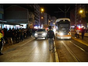 Tramvayın çarptığı genç yaralandı