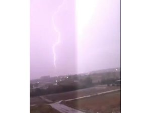 Şimşeklerin dansı geceyi aydınlattı