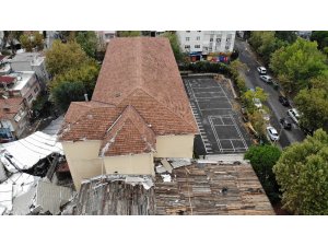 Maltepe’de park halindeki otomobillerin üzerine devrilen okul çatısı havadan görüntülendi