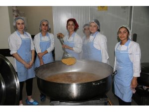 Kız öğrenciler fabrika gibi çalışıyor