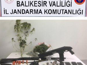 Baskın yapılan evden 2 kilo esrar çıktı