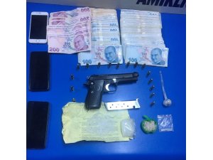 Şüpheli otomobilden uyuşturucu çıktı