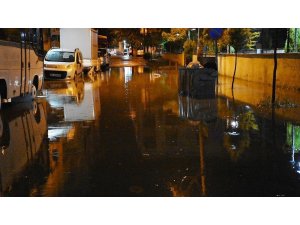 Sağanak ve fırtına Turgutlu’da etkili oldu
