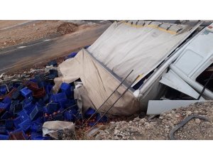 Antalya’da nar yüklü kamyon devrildi: 3 ölü