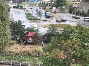Yoldan çıkan tır park halindeki otomobilleri biçti