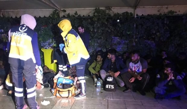 Göçmenleri taşıyordu! Yolcuları yola savurdu!