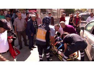 Otomobilin çarptığı yaralıya ilk müdahaleyi yoldan geçen doktor yaptı