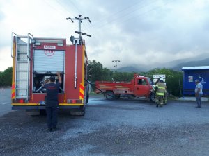 Seyir halinde alev alan kamyonete jandarmadan müdahale