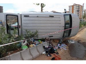 Hafif ticari araç devrildi: 10 yaralı