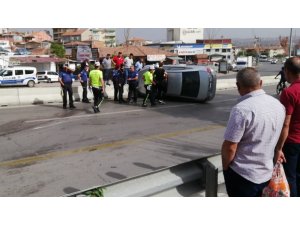 Kaza yapan otomobilin sürücüsü yaralandı