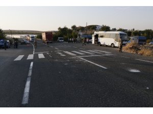 GÜNCELLEME 2 - Şanlıurfa'da askeri midibüs ile tır çarpıştı- Kazada 1 asker şehit oldu, 14 asker yaralı